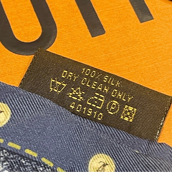 💯% Authentic LOUIS VUITTON
Silk Monogram Denim Bandeau Blue✨ - Picture 12 of 13